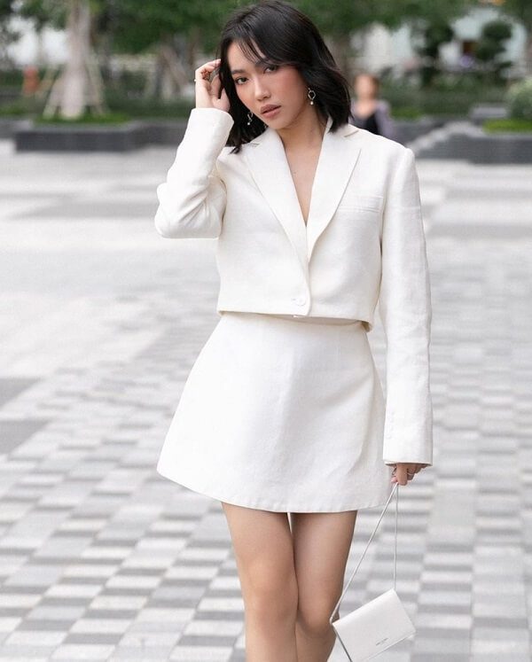 Vóc dáng thanh thoát như mây nhờ phối áo khoác lửng và chân váy tiệp màu trắng