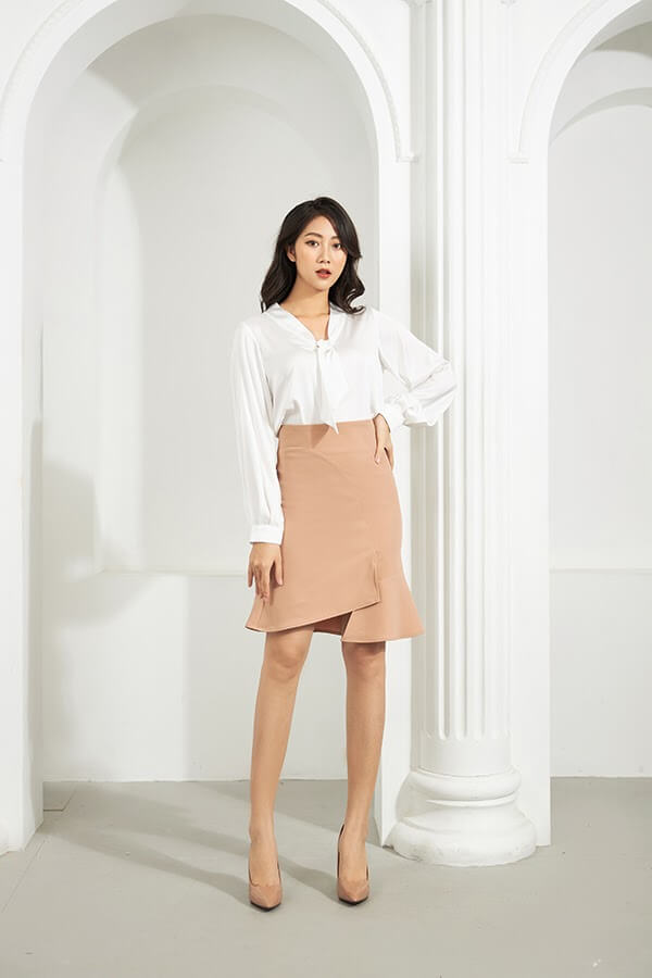 Những chiếc chân váy ngắn công sở cạp cao chính là item phù hợp nhất với những cô nàng chân ngắn đáng yêu