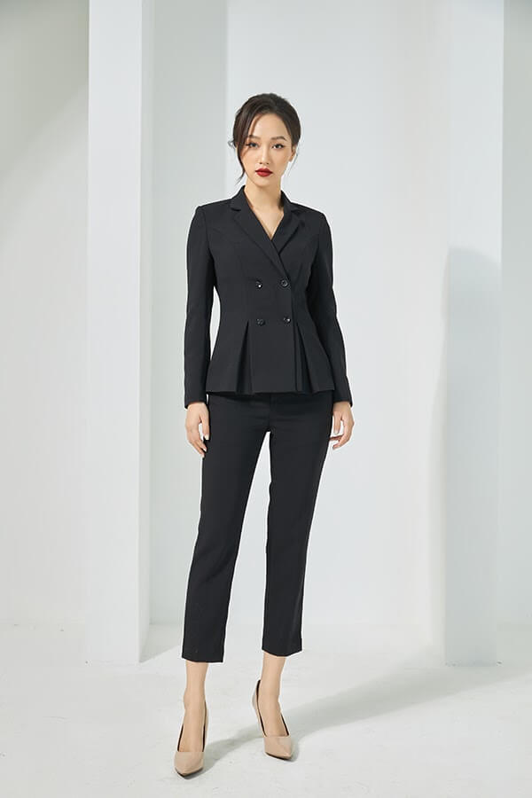 Với kiểu thiết kế phần cạp cao trên rốn, những chiếc quần công sở này sẽ là công cụ đắc lực khiến cho đôi chân bạn có phần dài hơn trông thấy