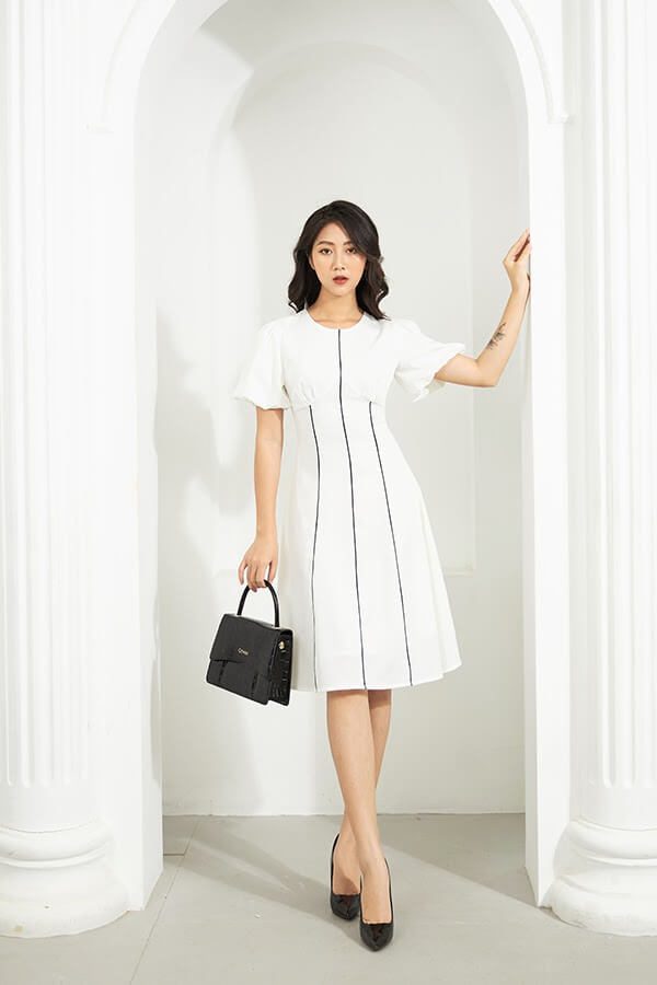 Những chiếc váy eo cao sẽ rất hiệu quả trong việc chia tỉ lệ cơ thể bạn trông cân đối hơn, đây cũng là tips phối đồ công sở cho người lùn hiệu quả