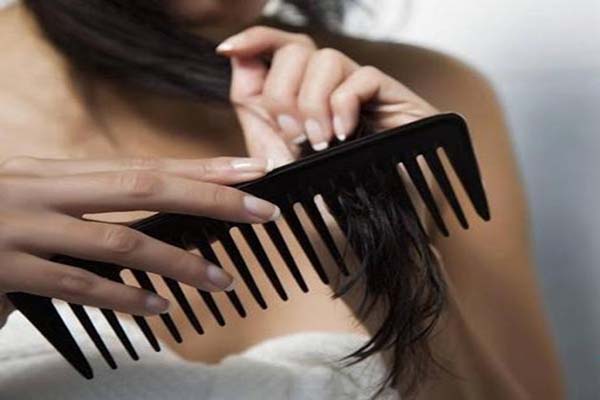 chải tóc trước khi sấy