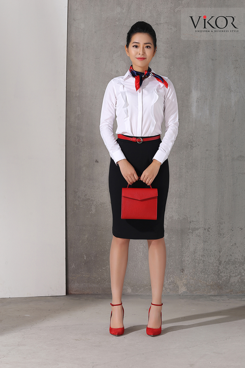 Chân váy đen bút chì sang trọng, ôm thân, tôn dáng người mặc