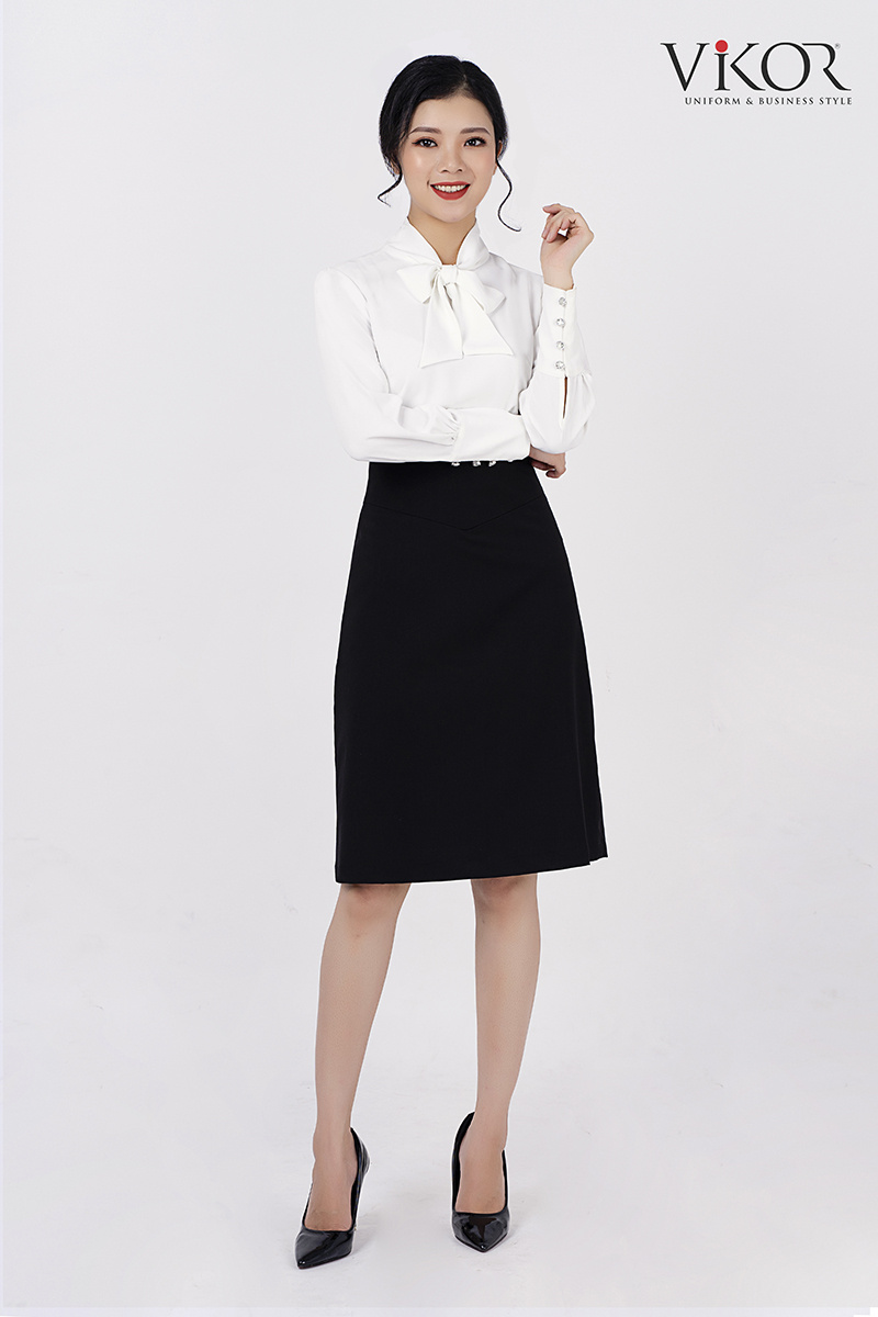 Chân váy chữ A màu đen trẻ trung, khỏe khoắn, giúp người mặc vận động, di chuyển dễ dàng