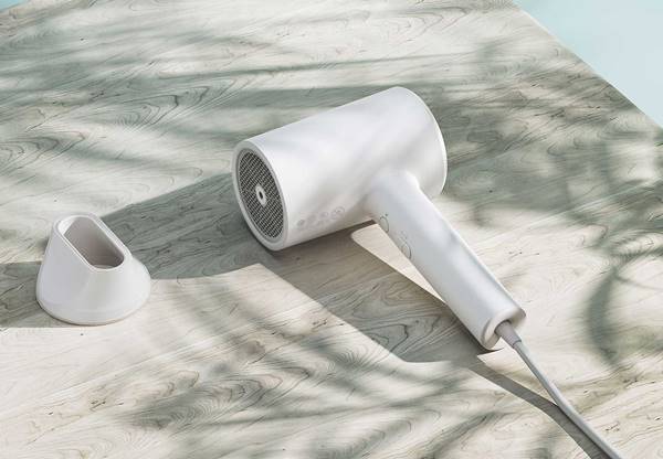 Có được mang máy sấy tóc lên máy bay không?