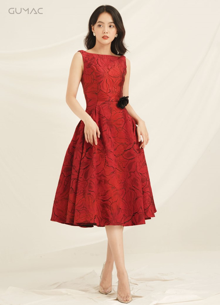 đầm gấm hoa văn màu đỏ