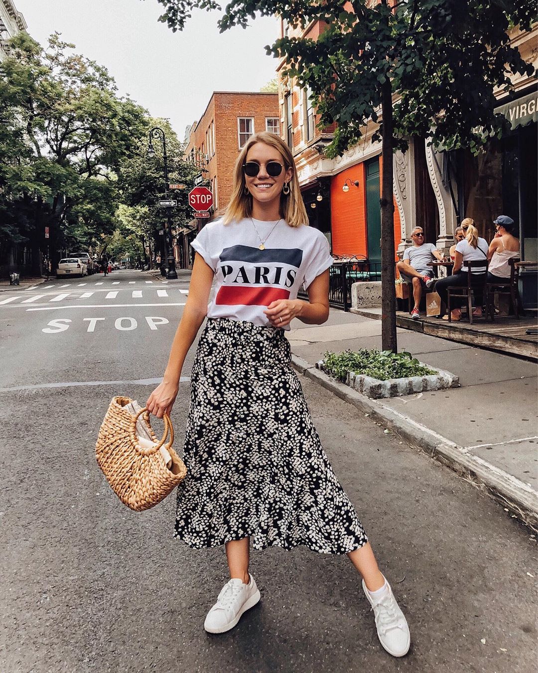 Đồ hoạ tiết có thể giúp bạn trông tươi tắn và trẻ trung hơn