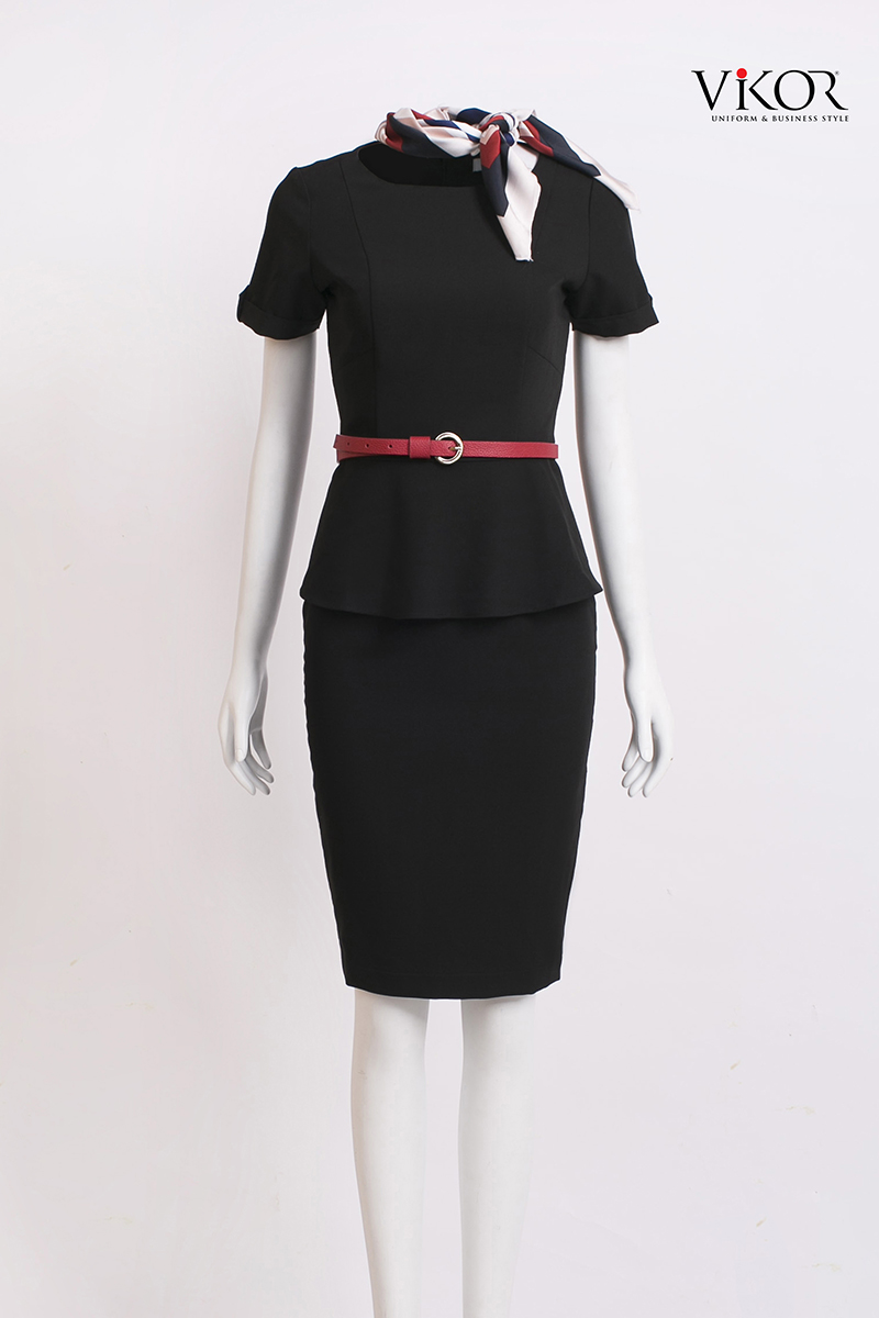 Áo kiểu nữ đen cổ tròn được chiết eo nên tôn lên đường cong mềm mại của nữ giới