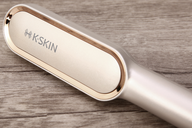 Lược chải tóc đa năng K.SKIN KD380 Vàng giúp duỗi thẳng tóc dễ dàng.