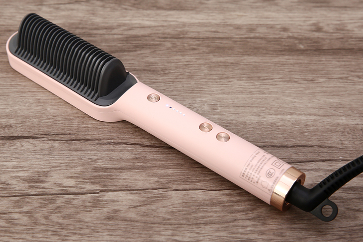 Lược chải tóc đa năng K.SKIN KD380 Hồng giúp tạo độ bồng bềnh cho tóc dễ dàng.