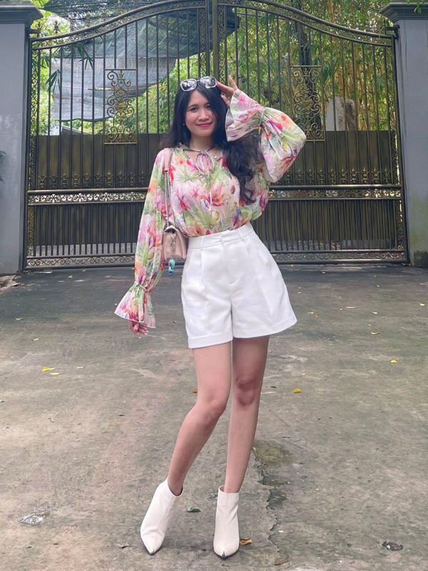 Áo sơ mi tơ tằm hoa cổ bèo buộc nơ phối với quần short trẻ trung diện đi làm