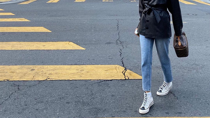 Phối quần jean với giày thể thao trong môi trường công sở