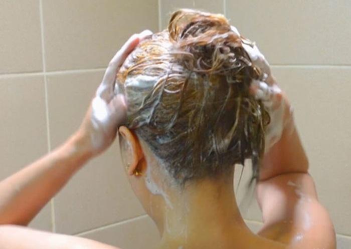 Dùng đúng dầu gội đầu Dùng đúng dầu gội đầu