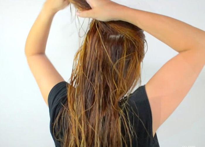 Sấy tóc nhanh hơn khi bạn chia tóc thành nhiều phần Sấy tóc nhanh hơn khi bạn chia tóc thành nhiều phần