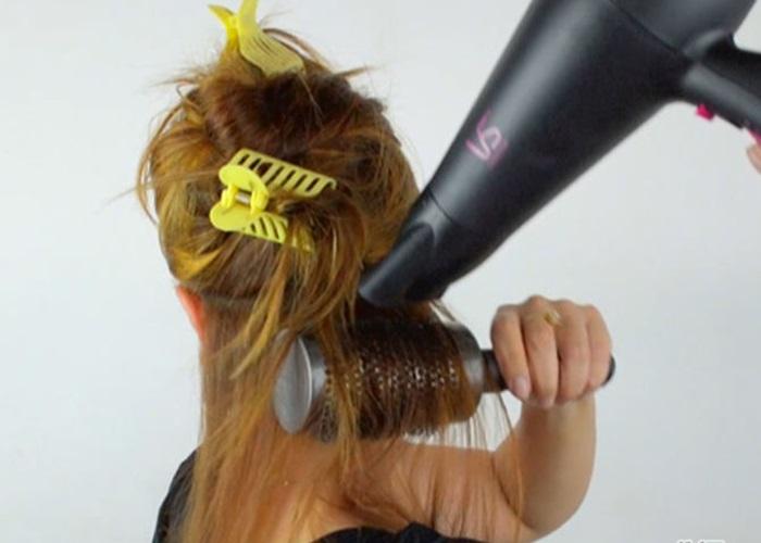 Bắt đầu sấy tóc với đầu sấy cách da đầu bạn khoảng 15cm Bắt đầu sấy tóc với đầu sấy cách da đầu bạn khoảng 15cm