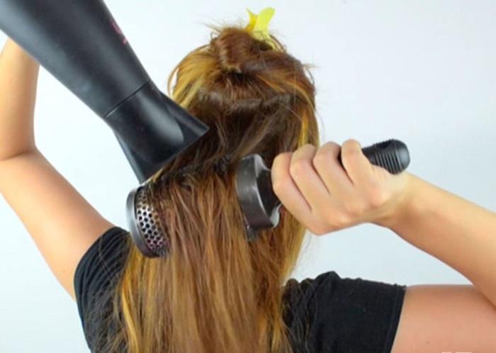 Di chuyển máy sấy tóc xung quanh, không cố định một vị trí Di chuyển máy sấy tóc xung quanh, không cố định một vị trí