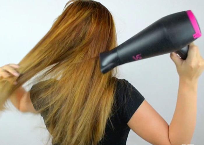 Hoàn tất việc sấy tóc với chế độ sấy mát Hoàn tất việc sấy tóc với chế độ sấy mát