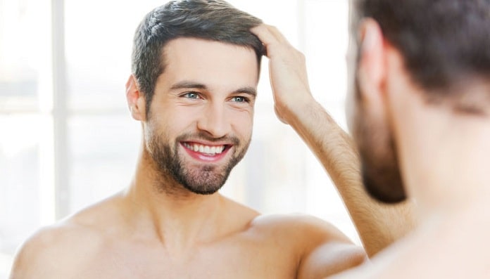 Bạn có thể dùng lược hoặc dùng các ngón tay để làm phồng tóc