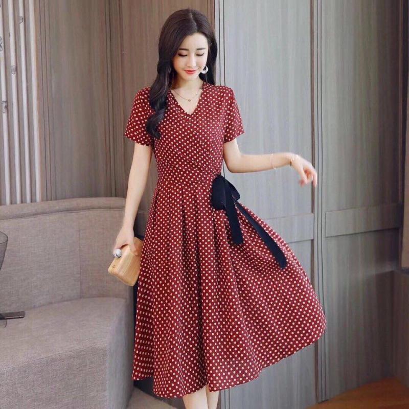 Mẫu đầm chấm bi đỏ đô xinh xắn mới được cập nhật tại shop có giá 590.000 đồng