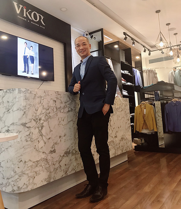 Khách hàng đồng phục vest nam VIKOR