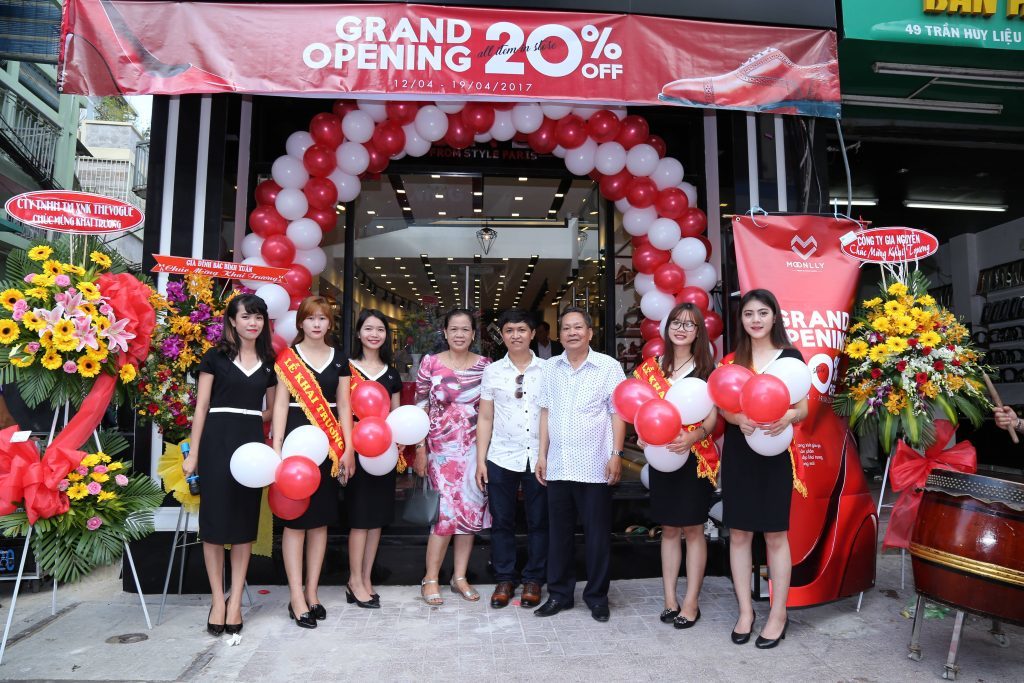 khai trương cửa hàng quần áo
