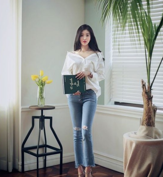 Sơ mi trễ vai - 36+ Kiểu áo sơ mi nữ dễ thương diện nơi công sở, đi học, đi làm...