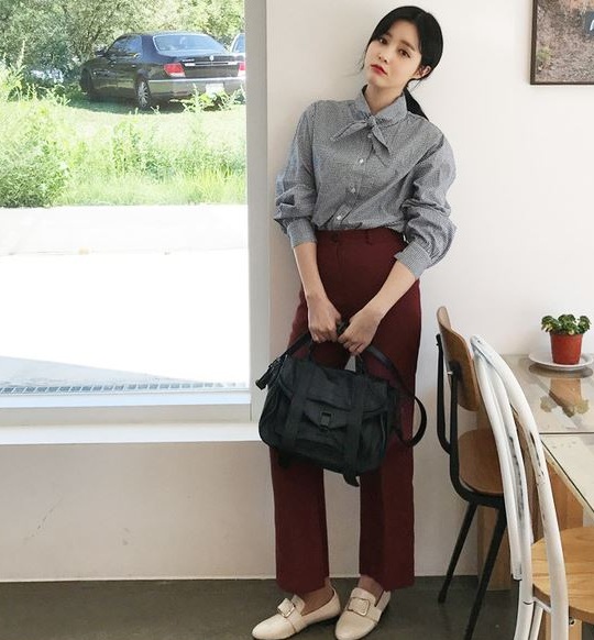 Sơ mi cổ thắt nơ - 36+ Kiểu áo sơ mi nữ dễ thương diện nơi công sở, đi học, đi làm...