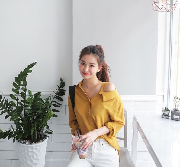 Hững hờ khoét 1 bên vai - 36+ Kiểu áo sơ mi nữ dễ thương diện nơi công sở, đi học, đi làm...