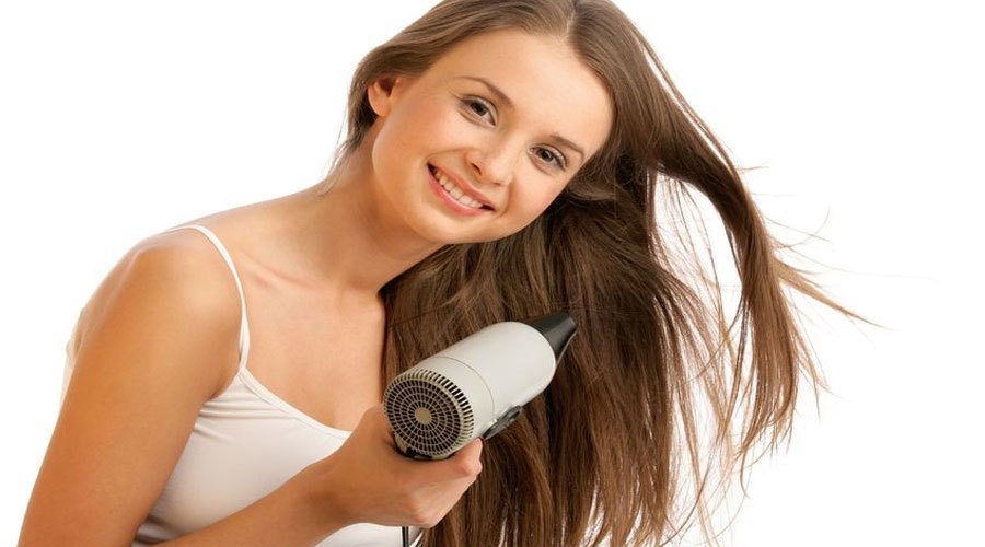 Máy sấy tóc có trọng lượng nhẹ sẽ giúp chị em thoải mái khi sử dụng