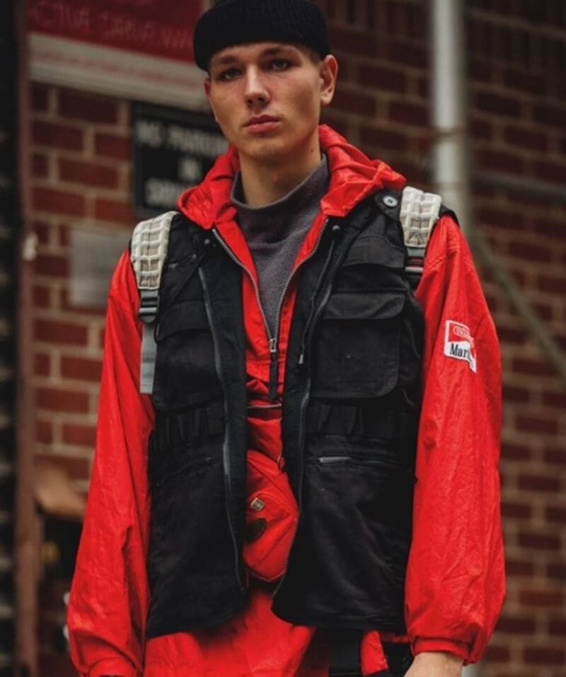 Áo Ký Giả Phối Với Áo Khoác Đem Lại Cá Tính Mạnh Mẽ