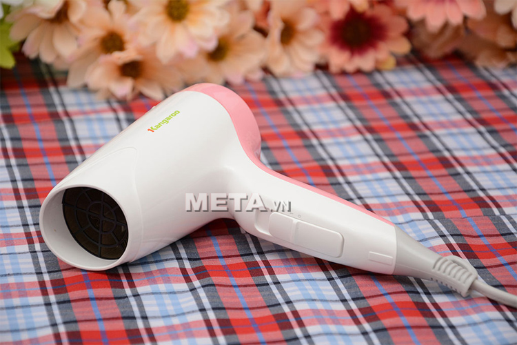 Máy sấy tóc Kangaroo KG615 có màu trắng hồng sang trọng.