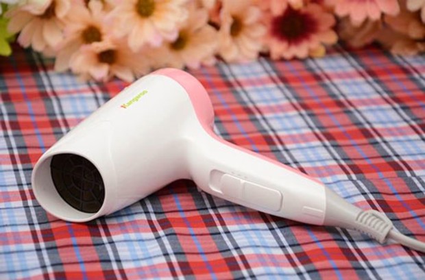 may say toc co duoc mang len may bay khong