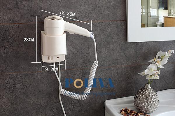 Máy sấy tóc gắn tường kích thước nhỏ thường được trang bị tại các khách sạn