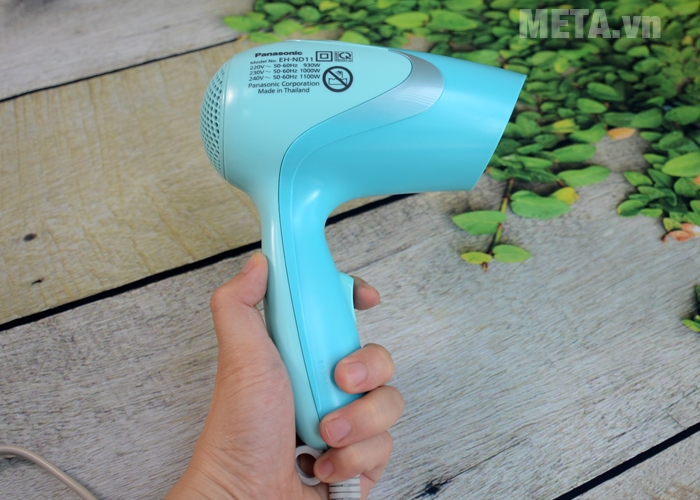 Máy sấy tóc Panasonic EH-ND11 có thiết kế cầm tay dễ dàng Máy sấy tóc Panasonic EH-ND11 có thiết kế cầm tay dễ dàng
