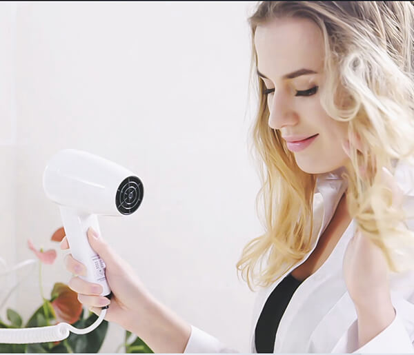 Máy sấy tóc có luồng gió dễ chịu, tạo sự thoải mái và không làm xơ rối tóc
