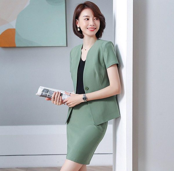 Màu sắc khác lạ mang đến diện mạo nổi bật và trẻ trung cho các cô nàng công sở