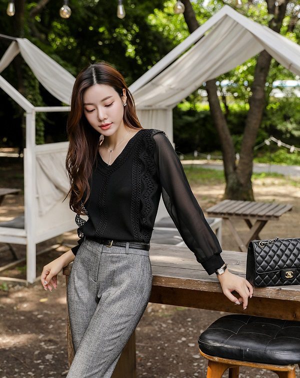 Vẻ đẹp mềm mại và thanh thoát giúp tôn dáng hoàn hảo của chiếc áo sơ mi mỏng