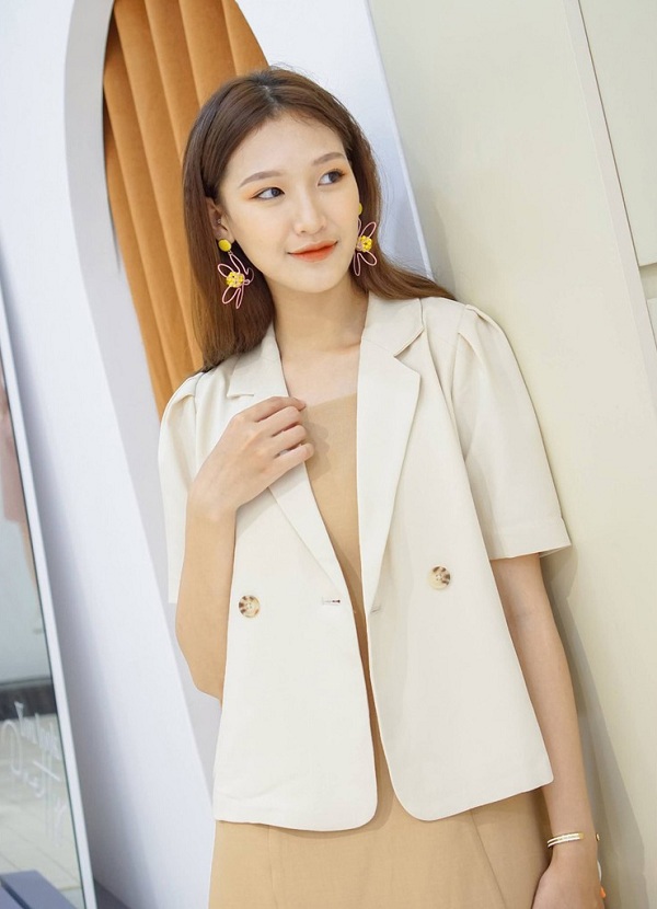 Mùa hè cứ sắm đủ mấy mẫu áo này, nàng công sở vừa mát mẻ lại sành điệu vô cùng - 1