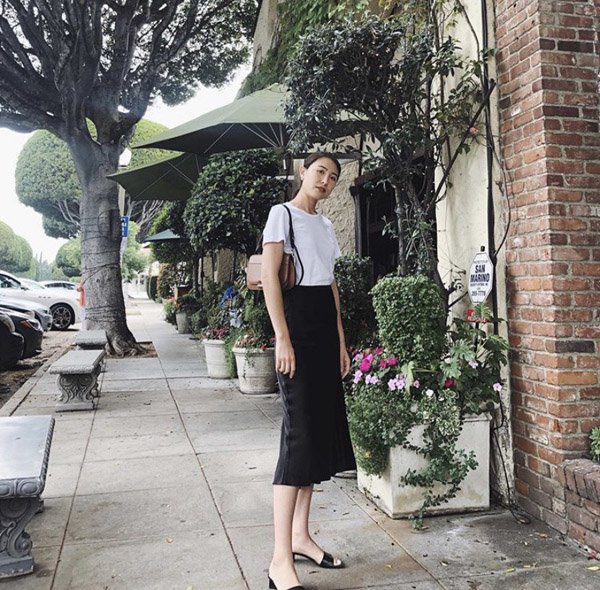 Phối đồ đi làm mùa hè: Áo phông + Chân váy - Ảnh 1