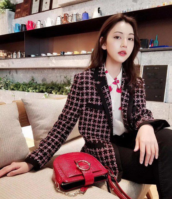 Các nàng có thể chọn áo sơ mi họa tiết để mặc trong áo khoác vải tweed để set đồ trông thú vị hơn