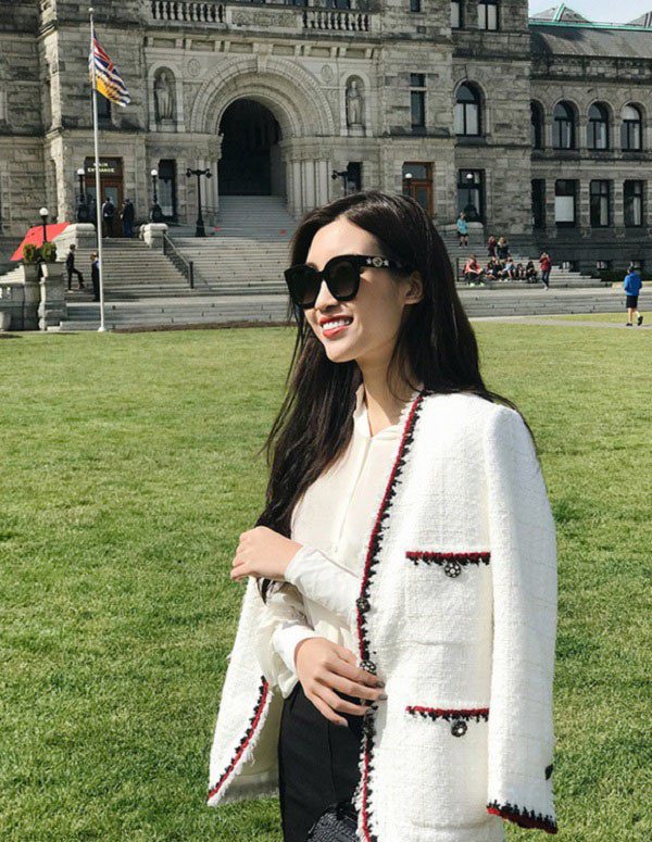 Áo khoác vải tweed có tác dụng làm set đồ của chị em thêm phần bắt mắt