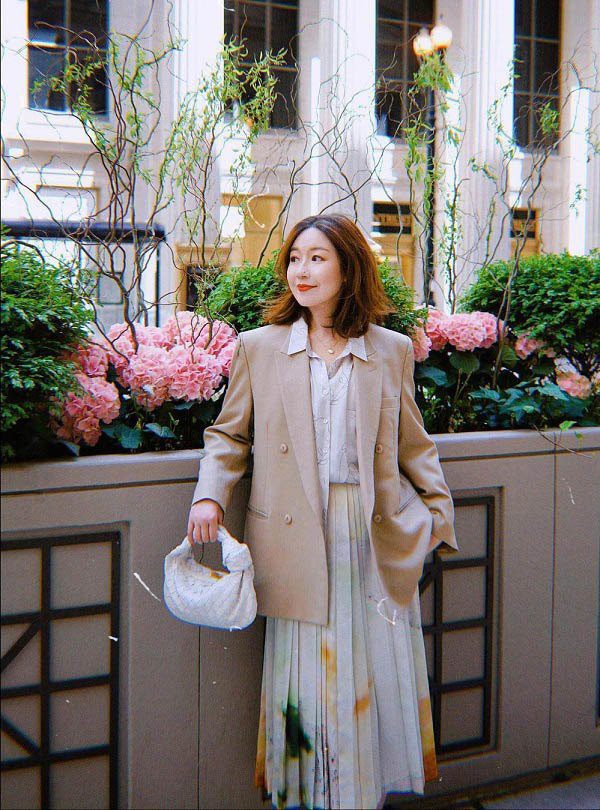 Combo kinh điển gồm áo sơ mi và áo blazer luôn là sự lựa chọn hàng đầu của các nàng công sở