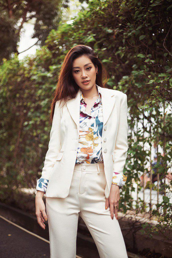 Áo sơ mi hoa kết hợp với áo blazer có gam màu trung tính sẽ tôn lên vẻ ngoài tươi tắn của chị em