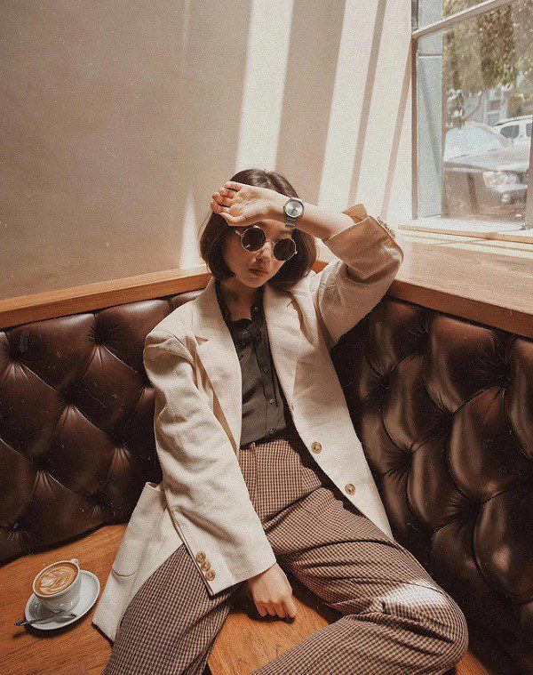 Công thức phối sơ mi với áo khoác này tuy đơn giản, không hề mới mẻ nhưng ai diện lên cũng đẹp