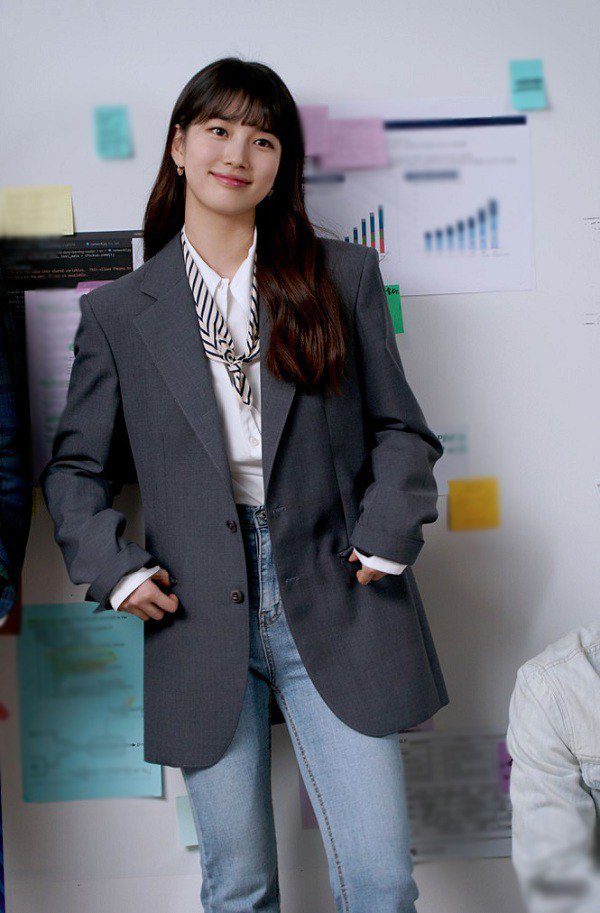 Các quý cô có thể nhấn nhá thêm chiếc khăn lụa quàng cổ sẽ nâng tầm cho set đồ công sở