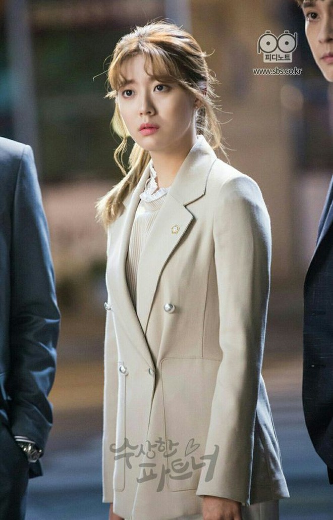 Nếu muốn tìm cho mình một phong cách công sở thật chuẩn thanh lịch, bạn phải xem ngay 6 phim Hàn đình đám này - Ảnh 36.