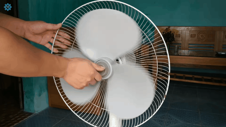 Dùng tay quay cánh quạt để kiểm tra tình trạng khô dầu