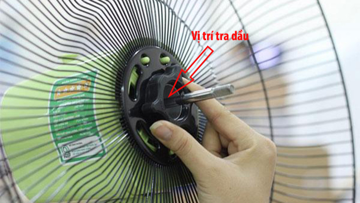 Tra dầu để khắc phục tình trạng quạt khô dầu