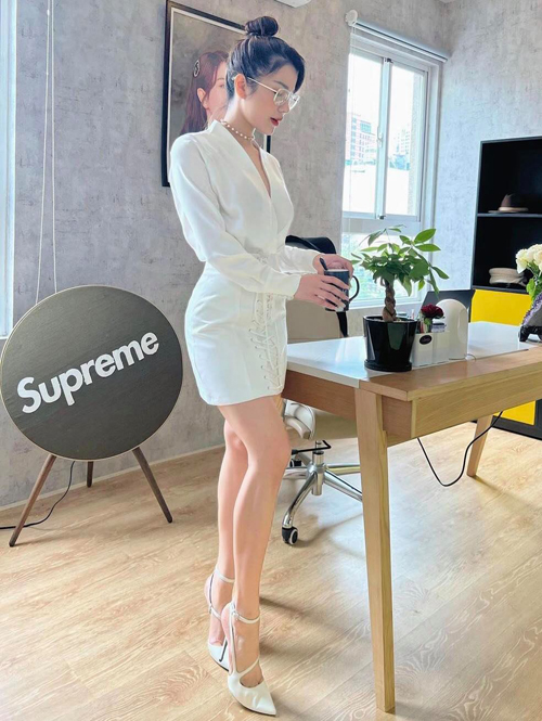 Những mẫu đầm đơn sắc vừa vặn hình thể, đồng điệu cùng trào lưu ăn mặc mới được Diệp Lâm Anh sử dụng khi đến văn phòng.