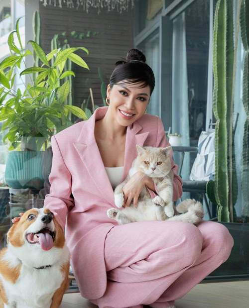 Suit dáng rộng, màu đơn sắc theo đúng xu hướng thịnh hành cũng được Minh Tú sử dụng khi ký kết hợp đồng, tham gia các chiến dịch quảng bá sản phẩm cho nhãn hàng.