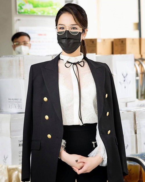 Khi xuất hiện với vai trò là đại diện cho nhãn hiệu đồ uống nổi tiếng, Diệp Lam Anh chú trọng vẻ ngoài trang nhã, lịch thiệp.